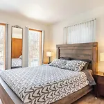 Cozy Cabin At Poconos With Hot Tub And Fire Pit