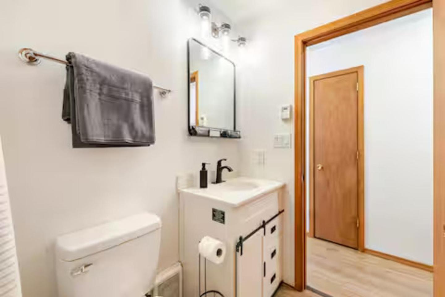 Cozy At Poconos With Hot Tub And Fire Pit Сasa de vacaciones East Stroudsburg